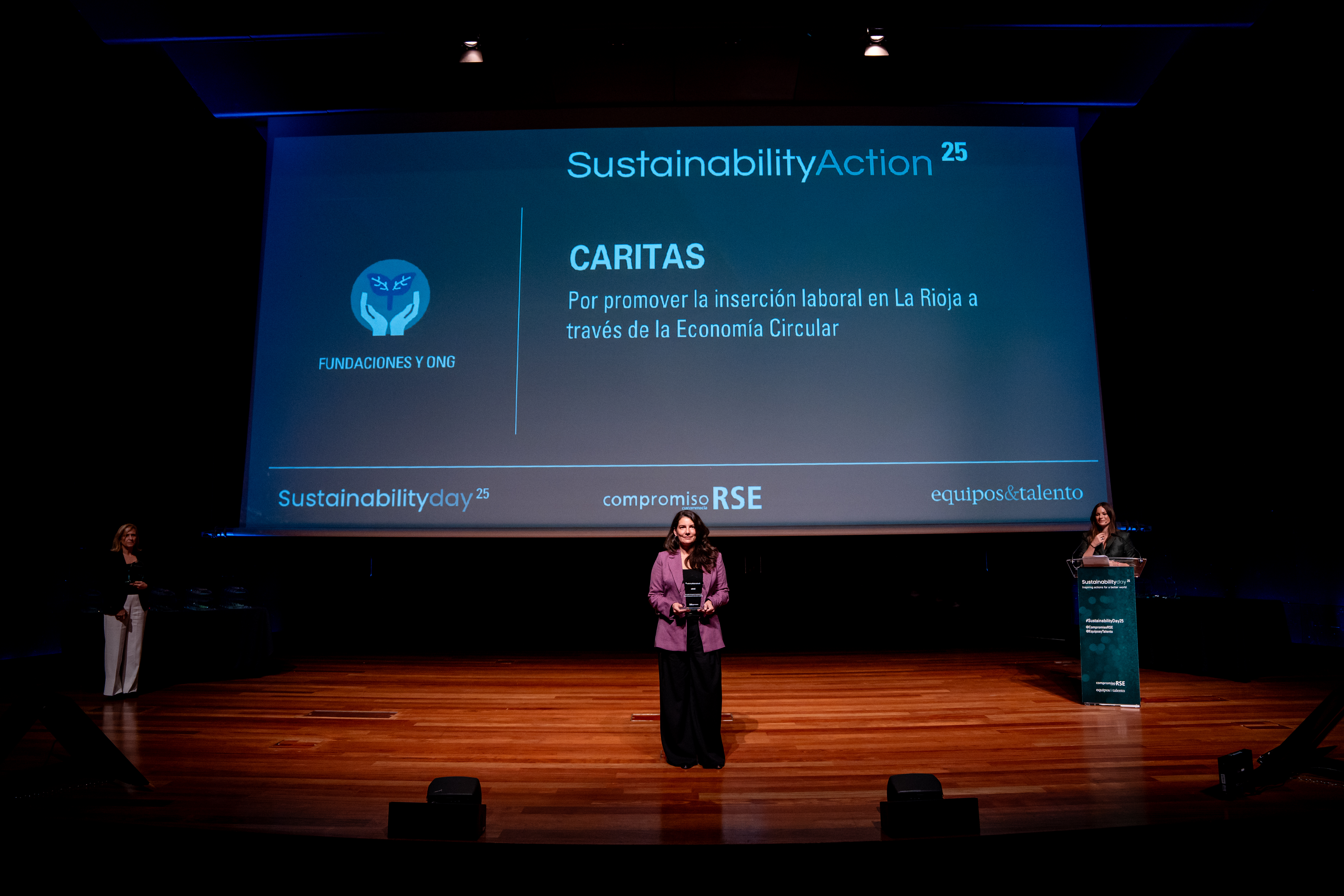 La gerente  recibe el galardón